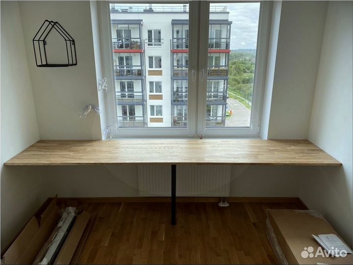 Интересный рабочий стол из массива ясеня