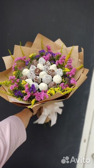 Полевой букет с клубникой