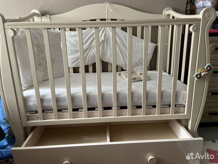 Детская кроватка с продольным маятником