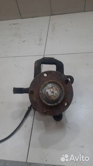 Кулак поворотный передний правый