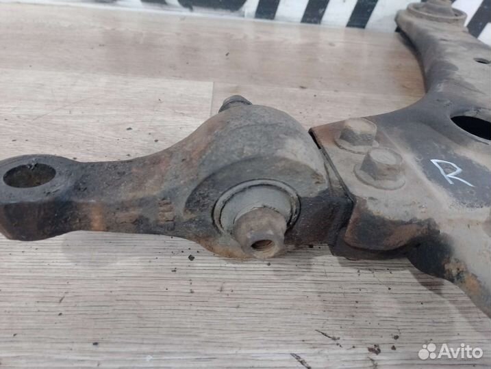 Рычаг подвески правый нижний Hyundai Sonata EF4