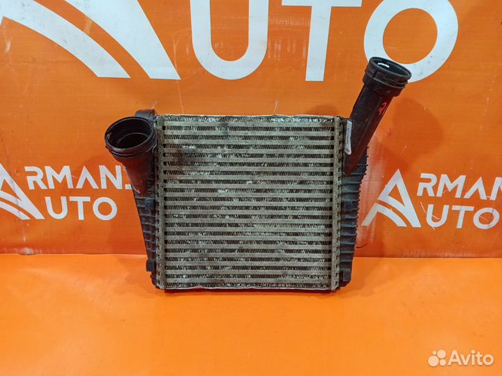 Интеркулер правый Volkswagen Touareg 2 2010-2018