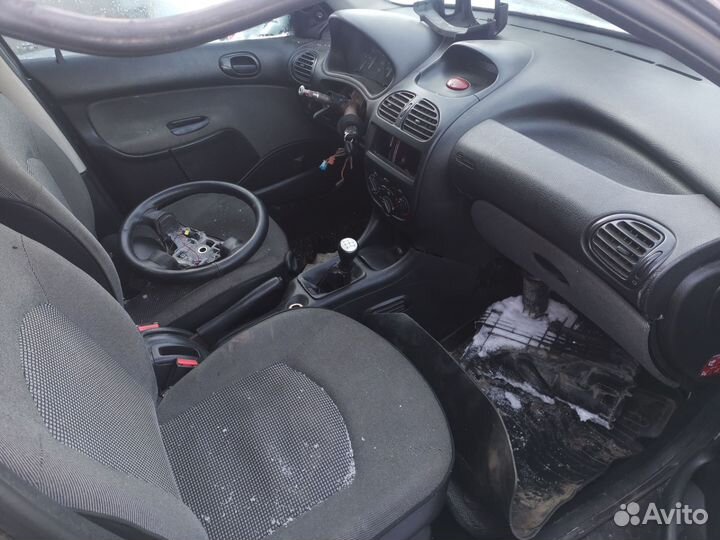 В разборе Peugeot 206