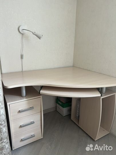 Угловой письменный стол