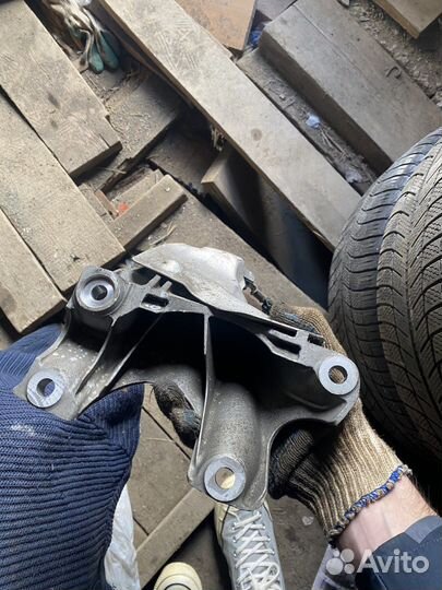 Кронштейн двигателя левый bmw 13807410