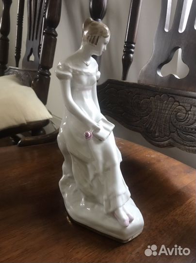 Фарфоровая статуэтка Девушка с книгой Вербилки
