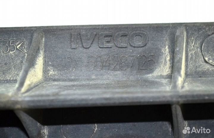 Кронштейн верхнего спойлера кабины, правый iveco S