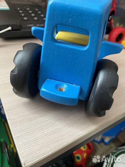 Игрушка синий трактор