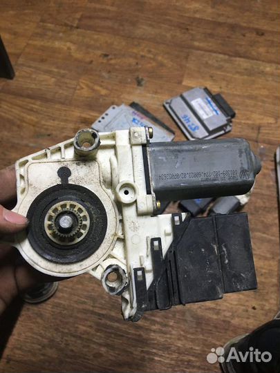 Моторчик стеклоподъемника Volkswagen Passat