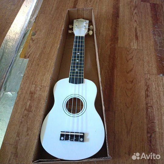Белая Укулеле