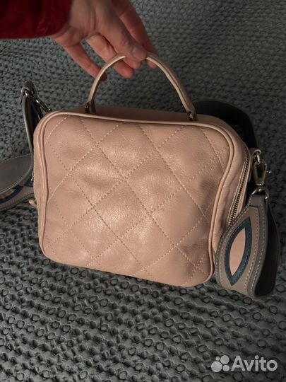 Кожаная сумка с широким ремешком через плечо