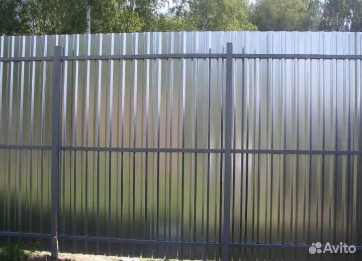 Забор из профнастила с металлическими столбами быс