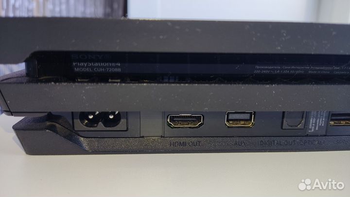 Sony Playstation 4 Pro CUH- 7208B