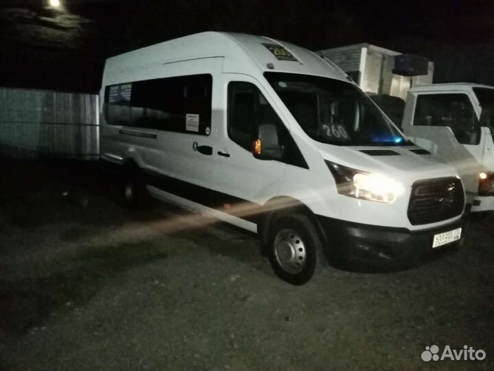 Водитель со своим микроавтобусом