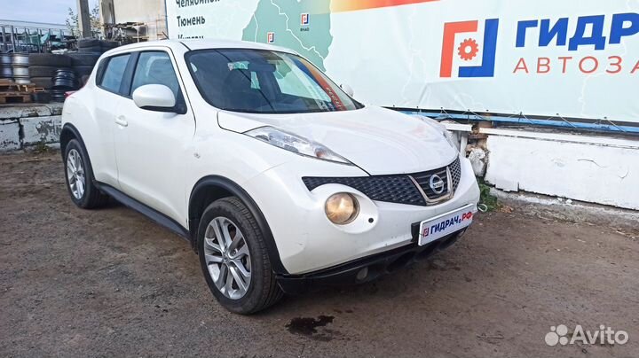 Обшивка двери багажника верхняя правая Nissan Juke