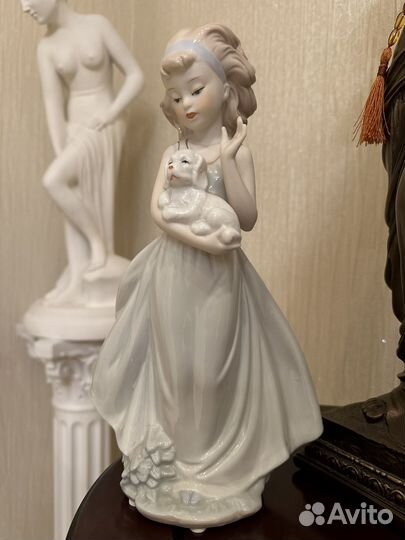Фарфоровые статуэтки дама с собачкой