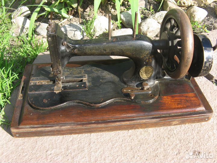 Швейная машинка 19 в. Рабочая. Удобная в интерьр