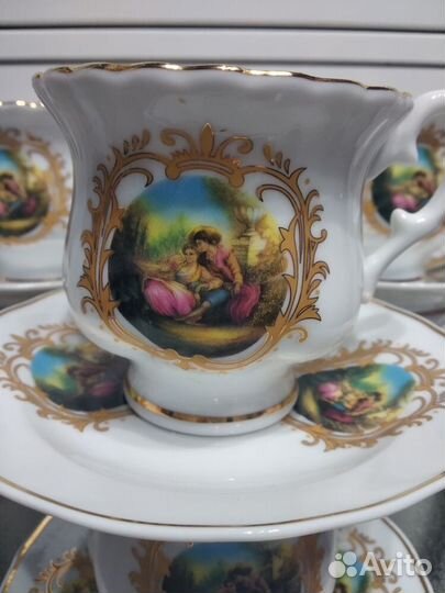 Кофейный чашки с блюдцами