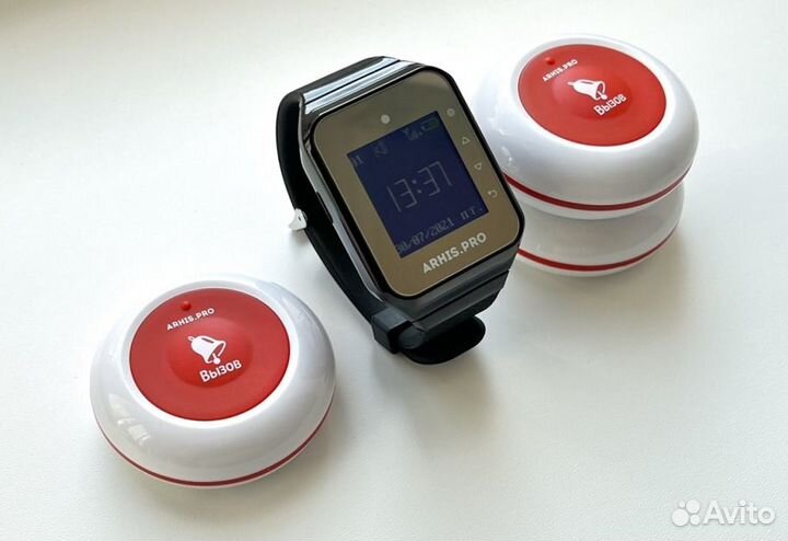 Кнопка Премиум вызова официанта и часы персонала