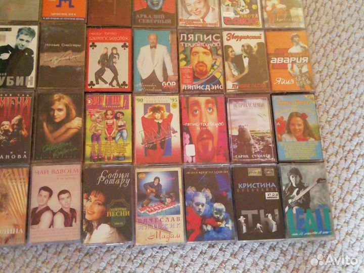 Кассеты с записью разные