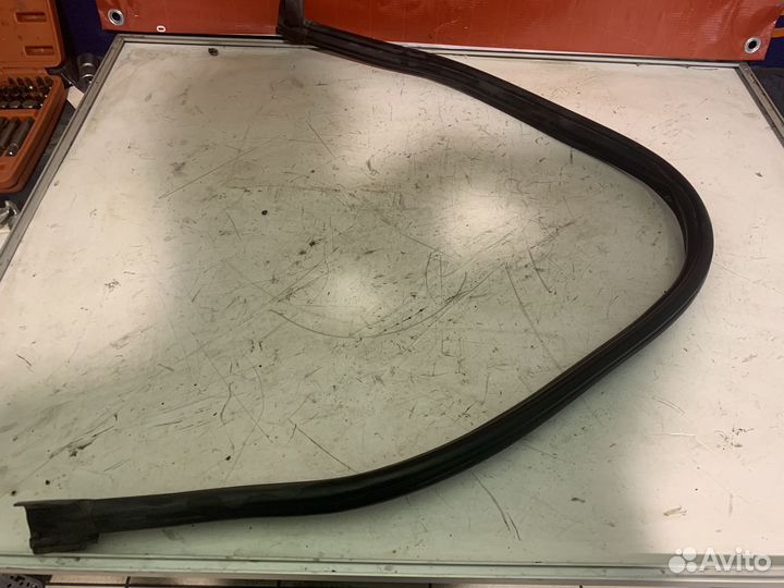 Renault Sandero Уплотнитель капота