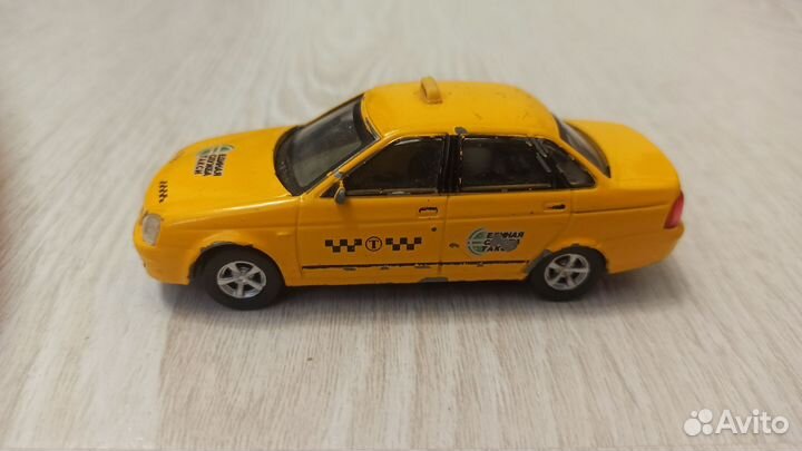 Модель автомобиля приора седан 1/43