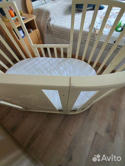 Детская кроватка с маятником круглая