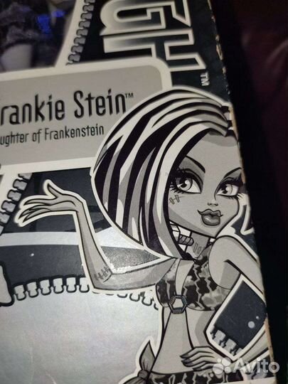 Френки Ч/Б побережье черепа