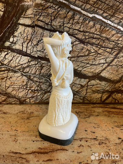 Бивень. Африканка с цветком