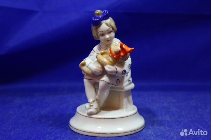 Фарфоровая статуэтка. У мишки зубки болят Девочка