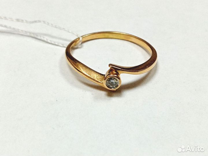 Золотое кольцо с бриллиантом 17 р-р