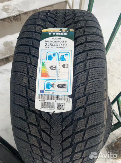 Nokian Tyres WR Snowproof P 275/35 R19