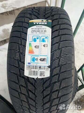 Nokian Tyres WR Snowproof P 275/35 R19