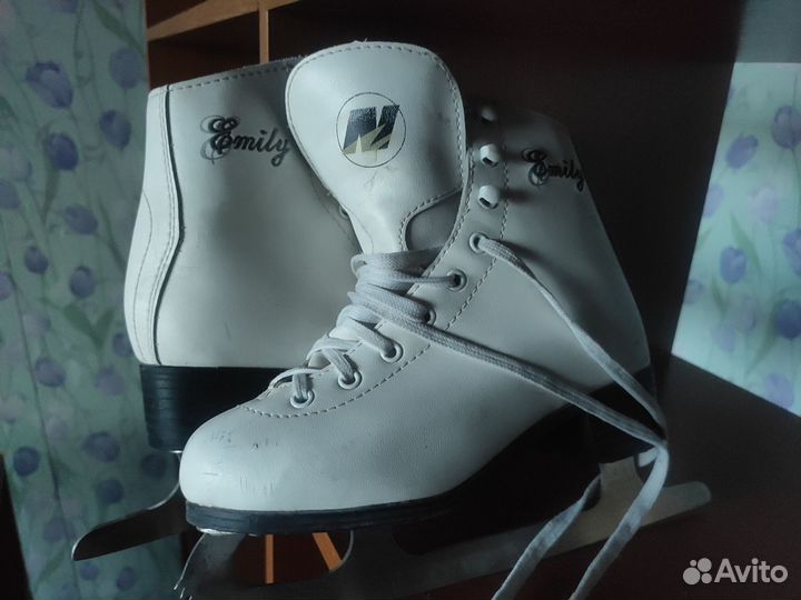 Коньки фигурные две пары