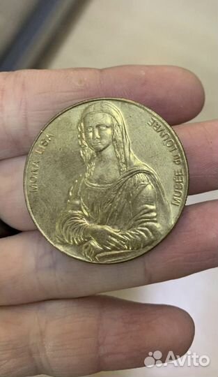 Памятная сувенирная монета из Лувра