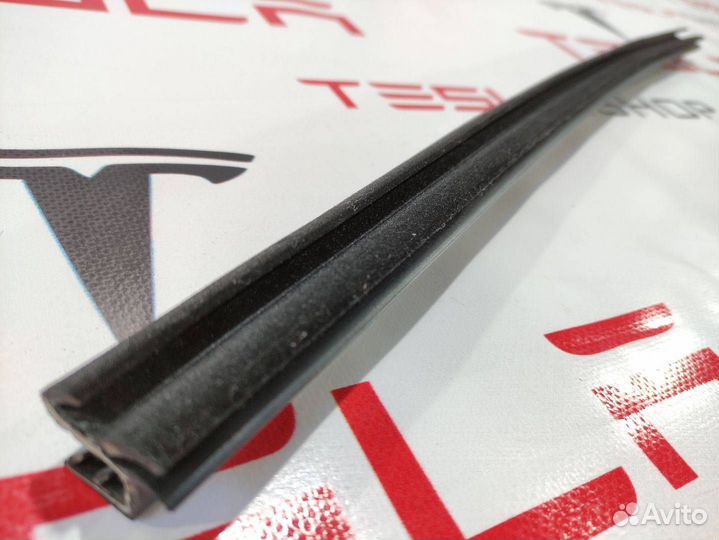 Уплотнитель стекла внутренний двери Tesla Model S