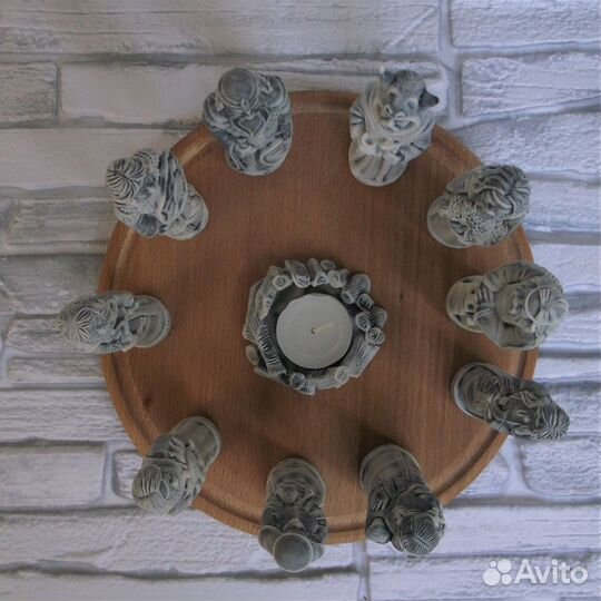 Фигурки кумиры Славянских богов у костра святилище