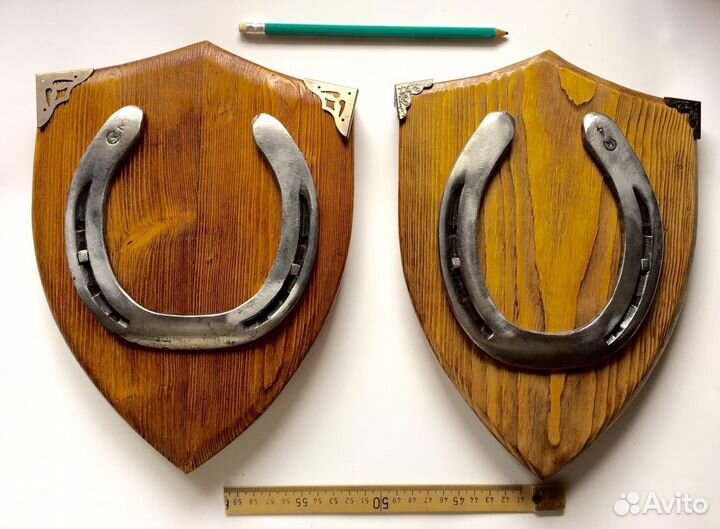 Панно с подковой удачи и инкрустацией уголков