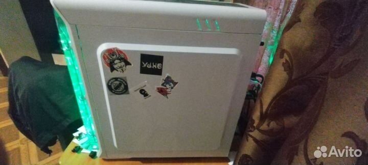 Игровой компьютер с монитором и клавиатурой