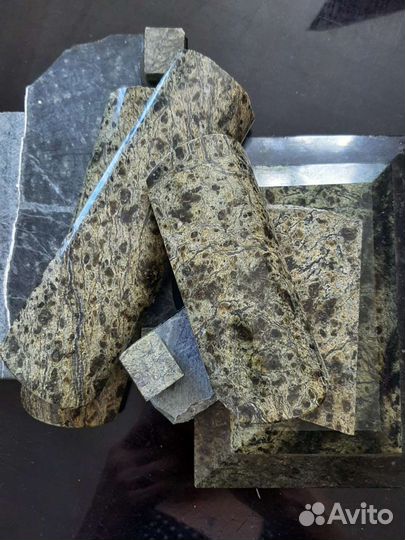 Камень змеевик от разбитой шкатулки