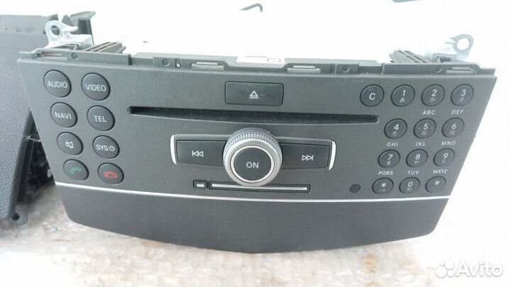 Магнитола с дисплеем Мерседес W204