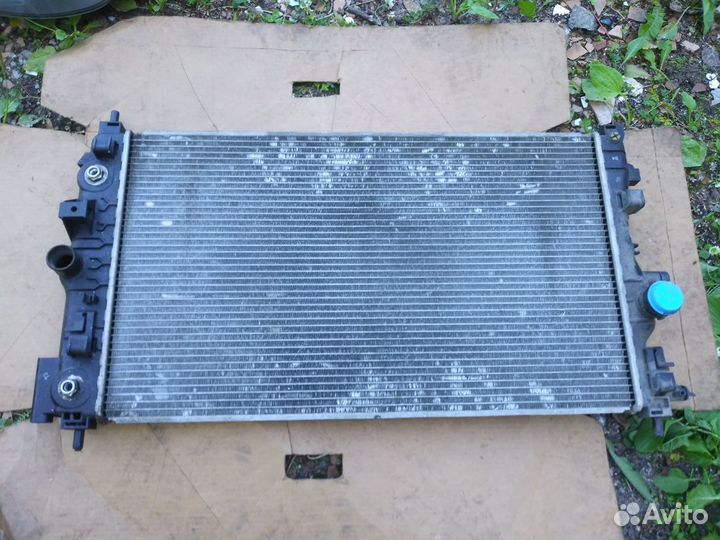 Радиатор двигателя АКПП Opel Astra J