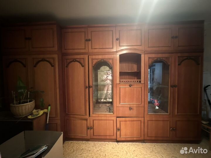 Стенка со встроенным сейфом