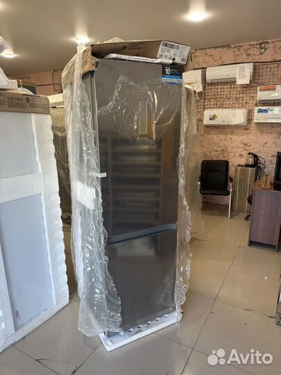 Холодильник новый сухой мороз серебристого цвета