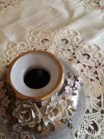 Ваза с цветочной росписью из Кисловодского фарфора