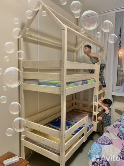 Двухъярусная кровать домик