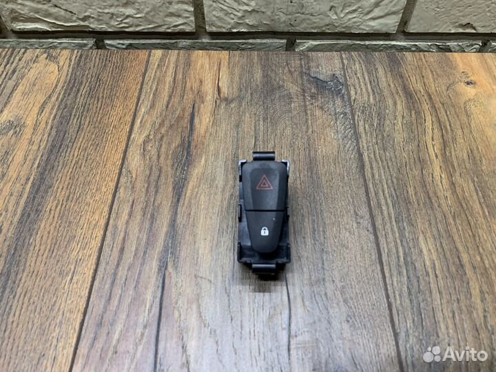 Renault sandero Кнопка аварийной сигнализации