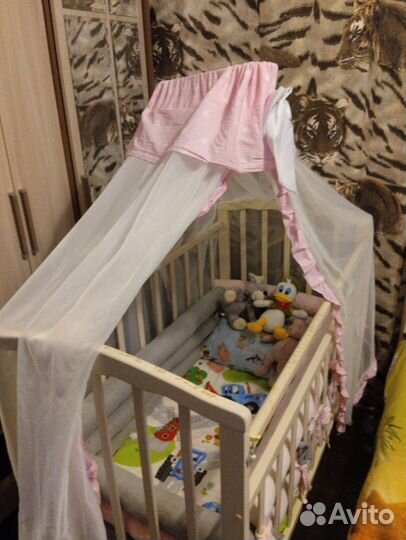 Кроватка с балдахином бортиками