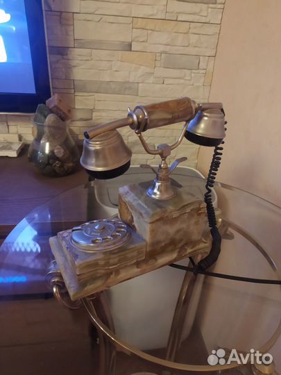 Старинный телефон из оникса