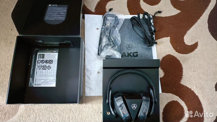 AKG K371